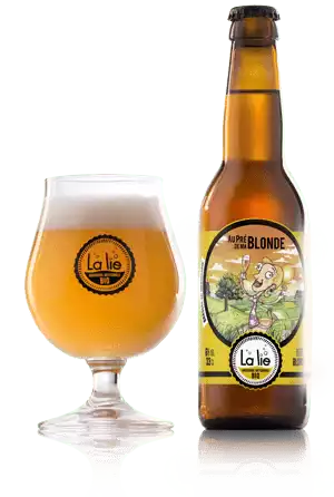 Présentation de la bière normande Au pré de ma blonde et de sa couleur dans un verre de la Brasserie La Lie